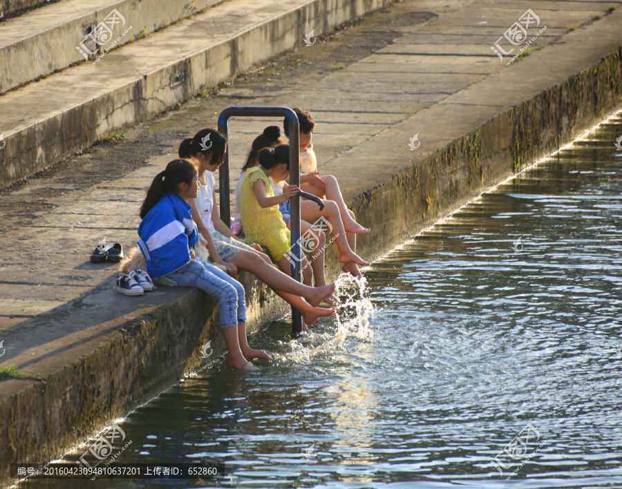 小孩戏水