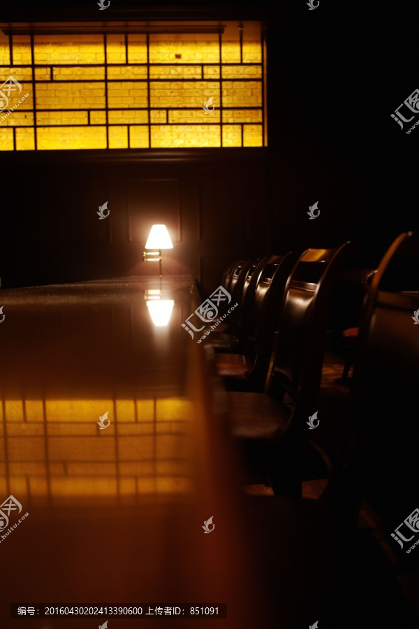 灯光暗淡的陈旧会议室