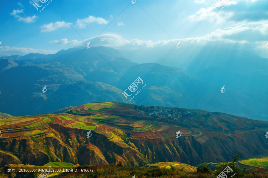 云南东川红土地风光