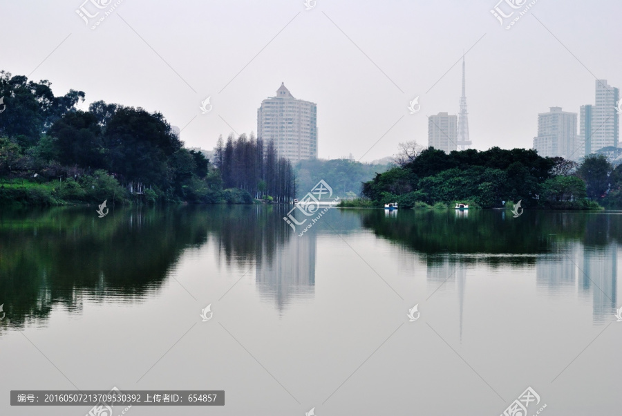 阴天湖水灰色树木建筑倒影