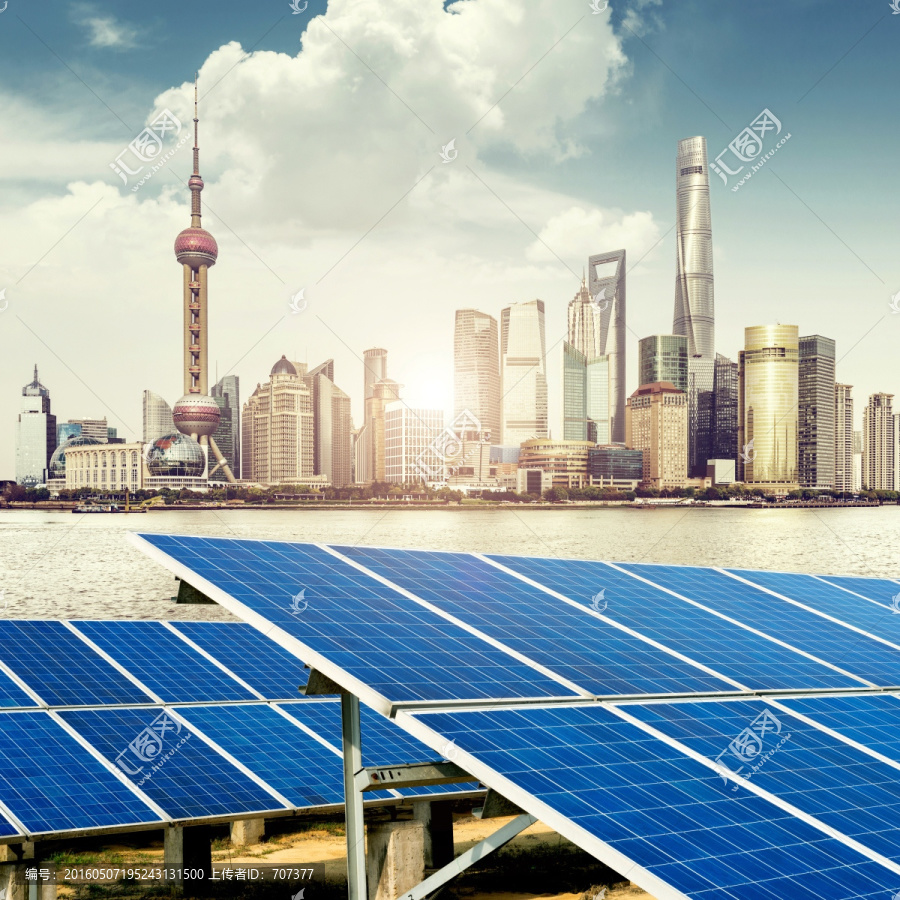 上海陆家嘴为背景的太阳能电板