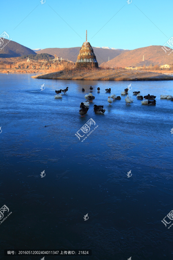 雪山冰湖