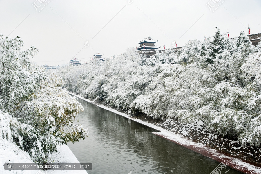 西安护城河的雪景