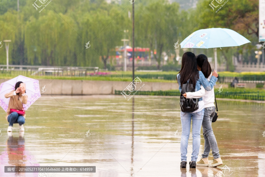 雨中拍照的少女