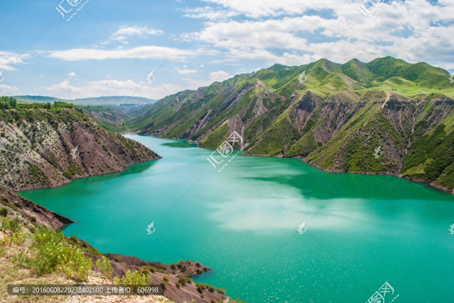 新疆高山湖泊