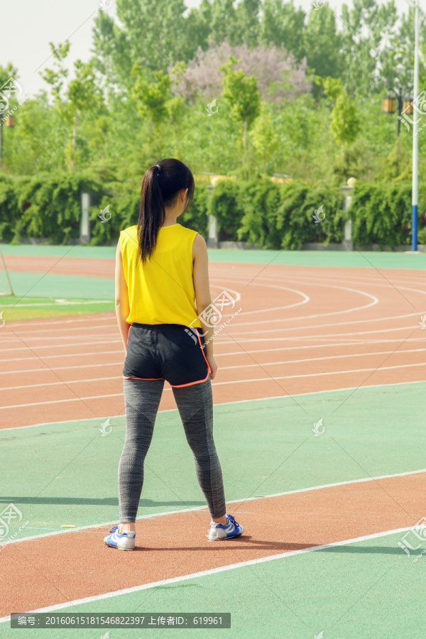 跳远赛道上的女学生背影