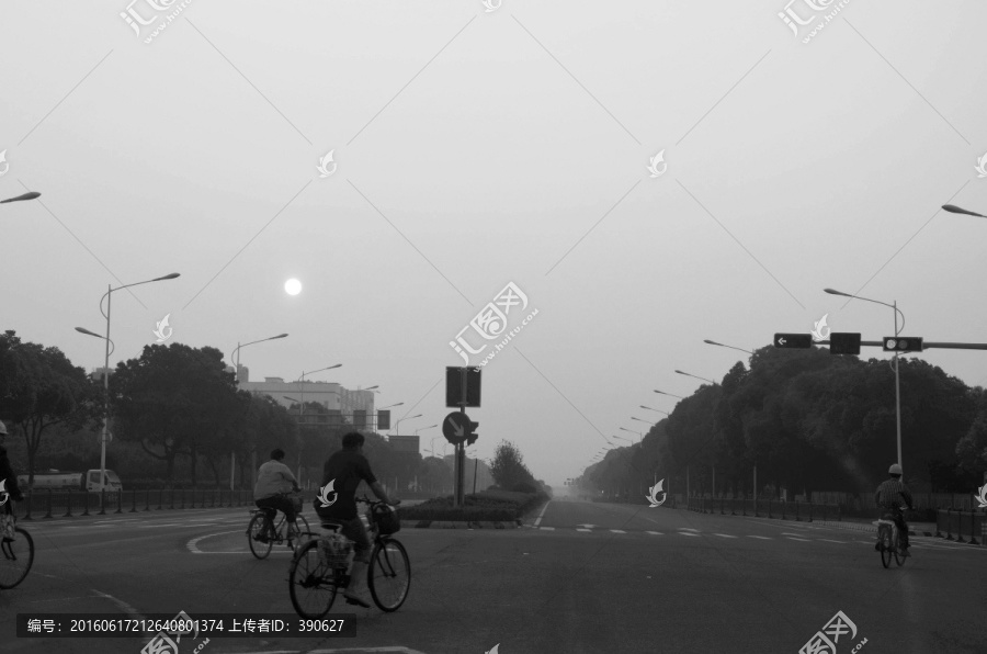 上班路上的建筑工人