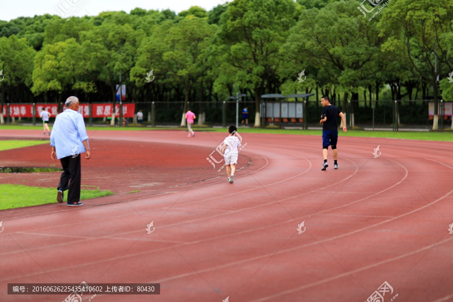 学生慢跑背影