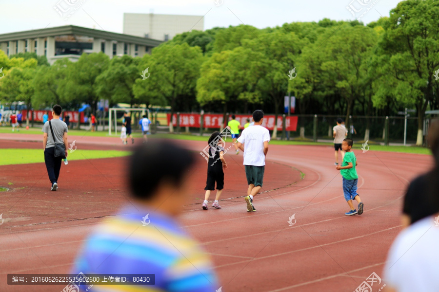 学生慢跑背影