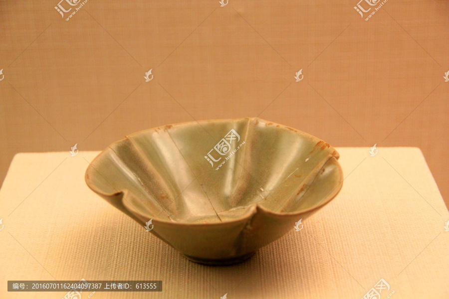辽青釉花式碗