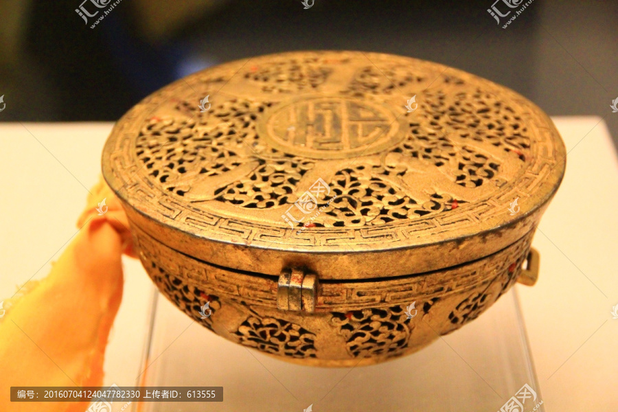 西藏鎏金铜镂空碗套