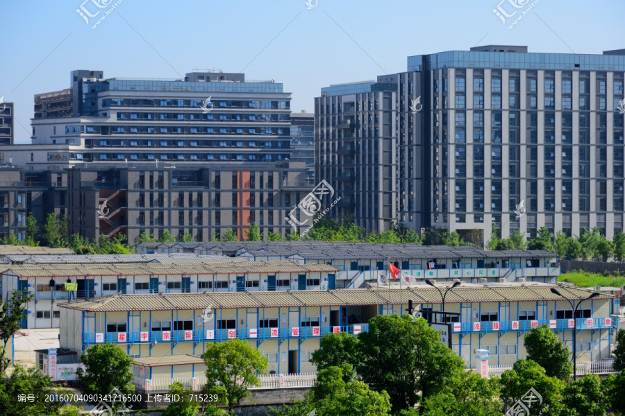 城市建筑群里的建筑工人宿舍