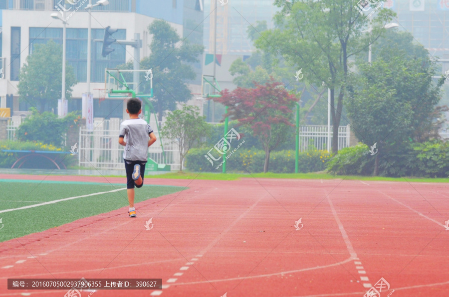 跑步的男孩,塑胶跑道