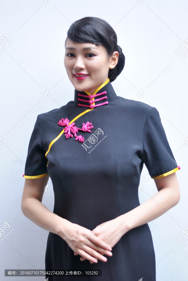 身穿黑色旗袍的禮儀小姐