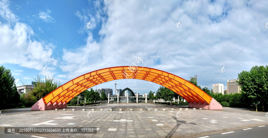 金华施光南音乐广场橙色拱门全景