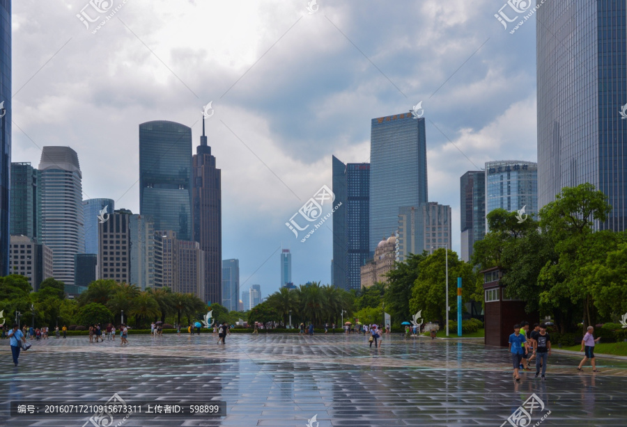 城市雨后