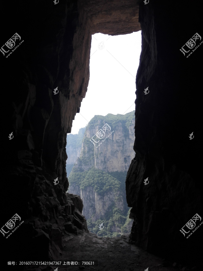 从太行山挂壁公路洞口看太行美景