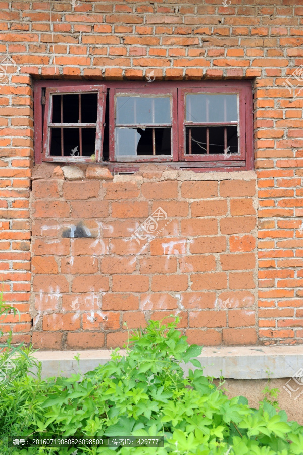红砖墙,破旧窗户