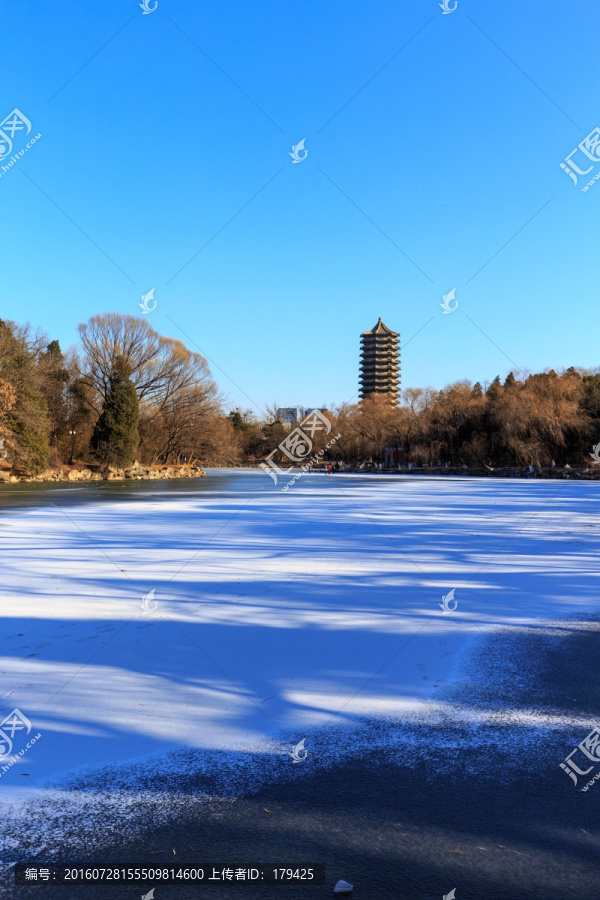 北京大学未名湖冬天结冰博雅塔