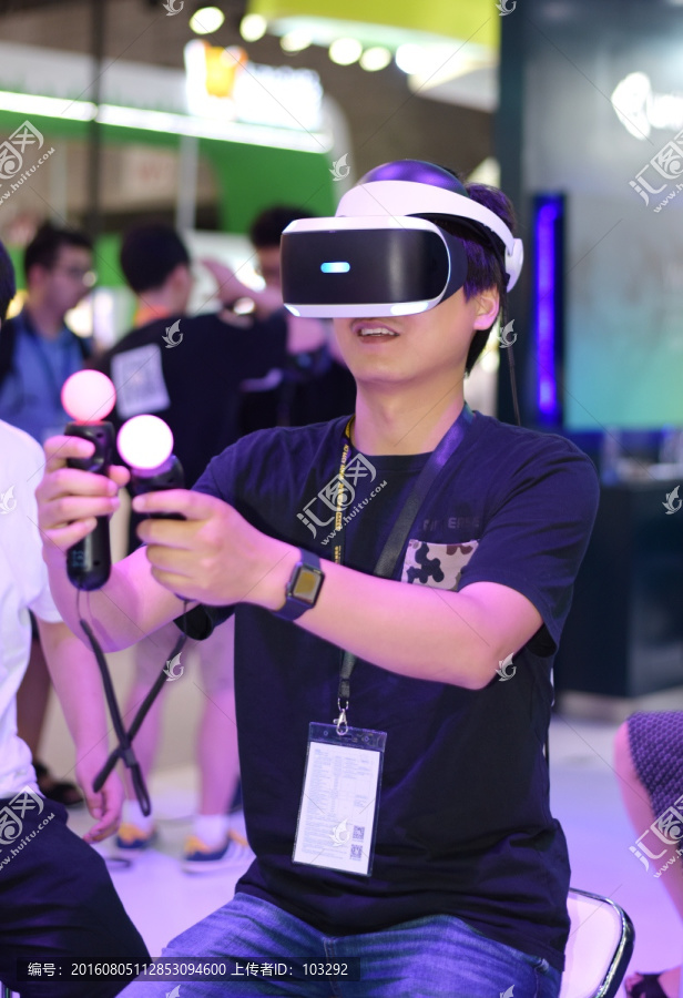 正在体验VR虚拟现实的男人