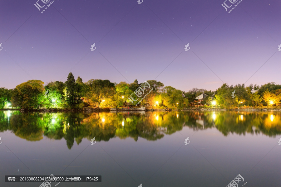 北大校园未名湖夜景