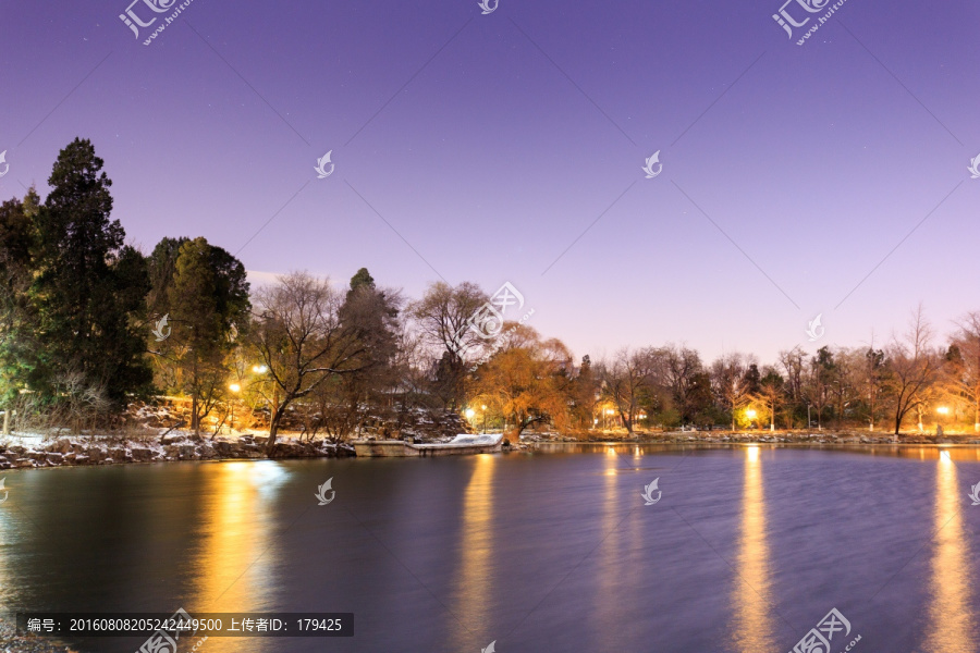 北大未名湖冬天夜景