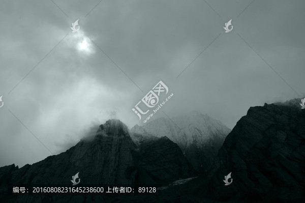 云霧繚繞的公格爾峰