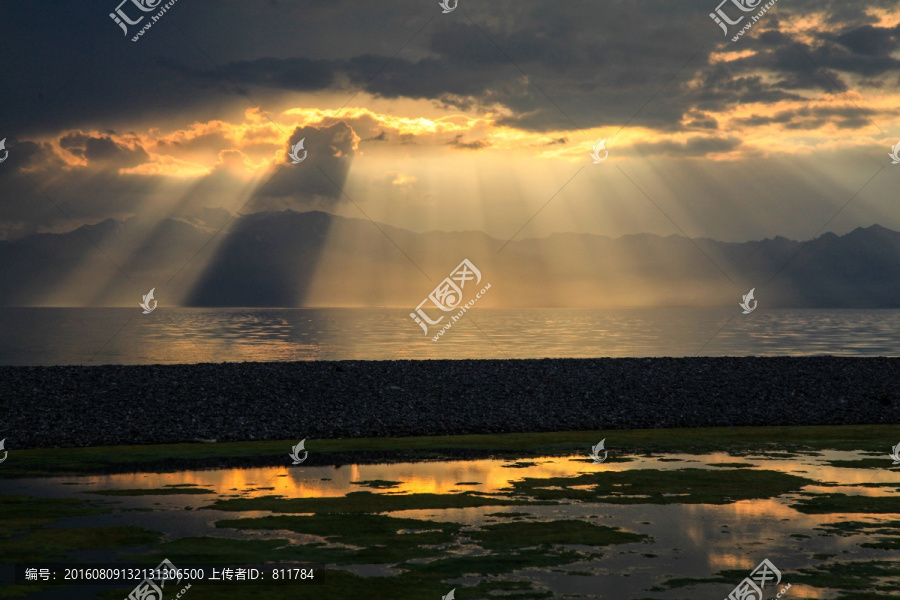 赛里木湖落日霞光