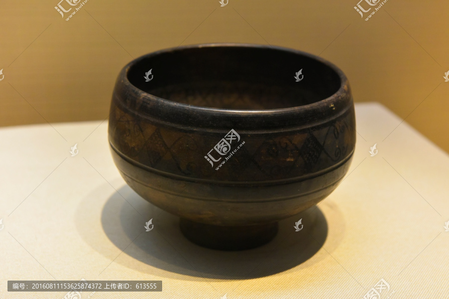 中山国磨光压划纹黑陶陶碗