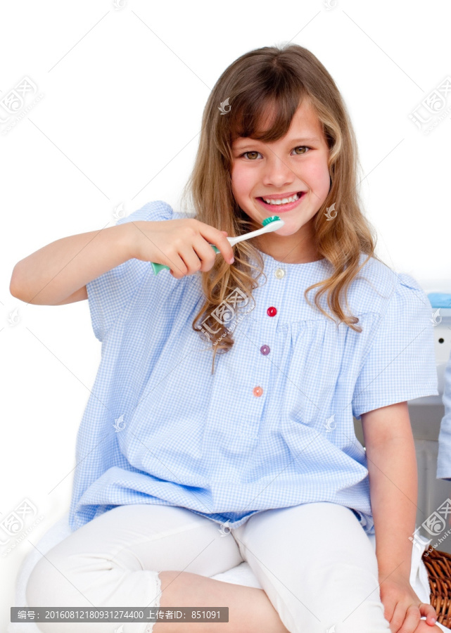 在刷牙的女孩