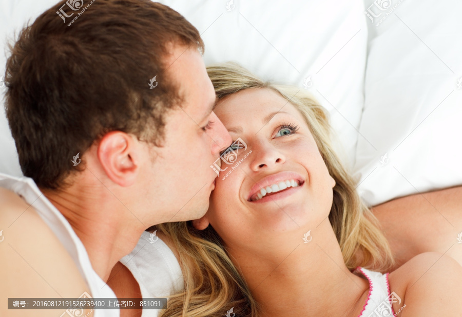 男朋友在床上吻他的女朋友