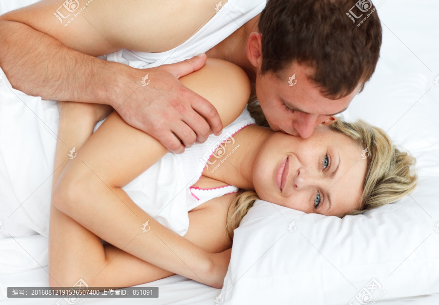男朋友在床上吻他的女朋友