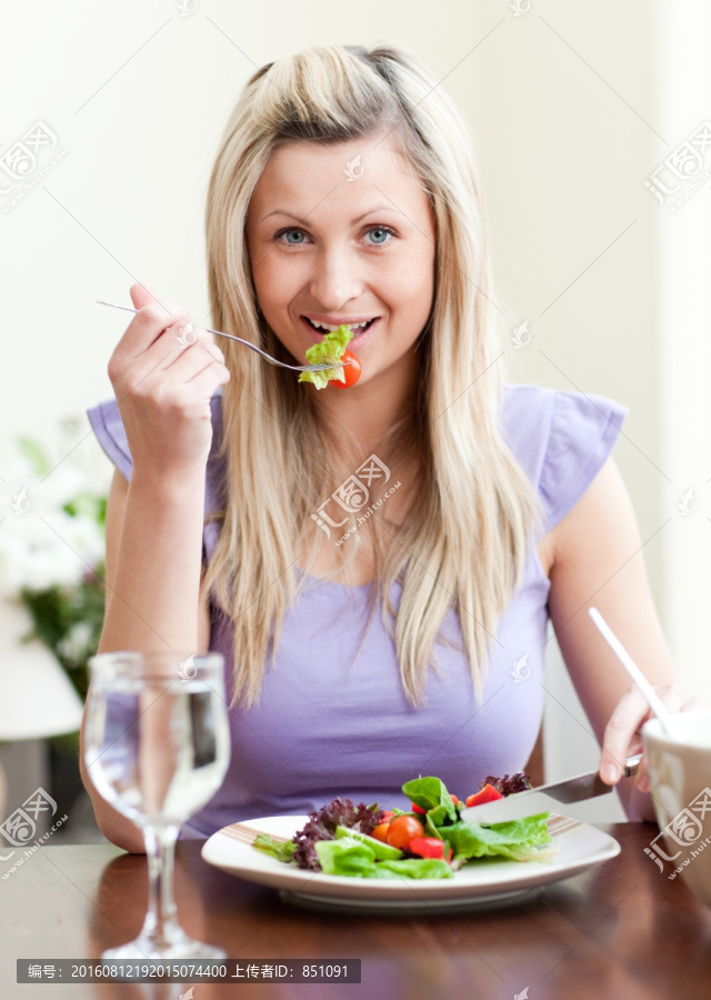 女人餐桌吃沙拉