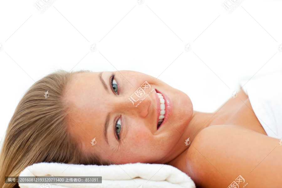 女人躺着做水疗