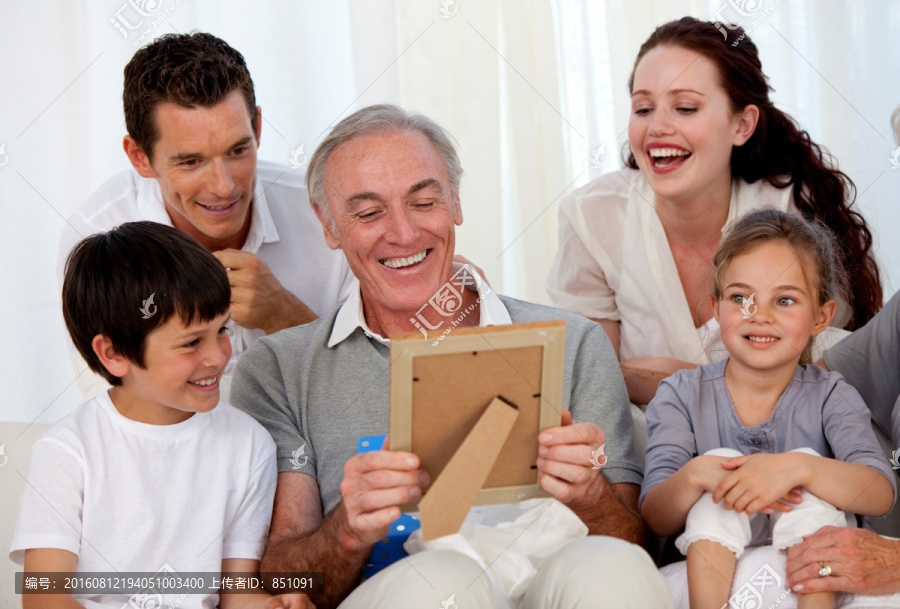 爷爷和他的家人在看一张照片