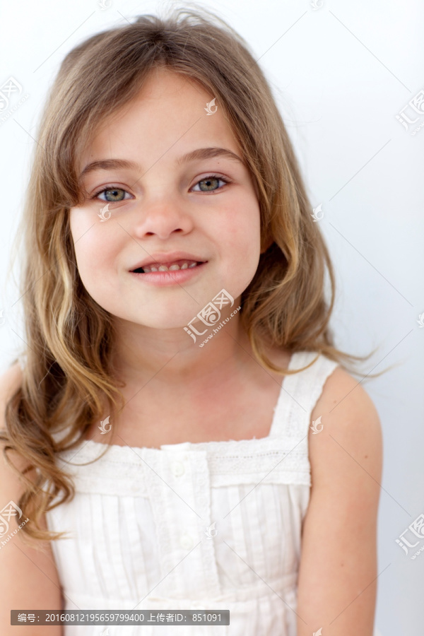一个微笑的小女孩
