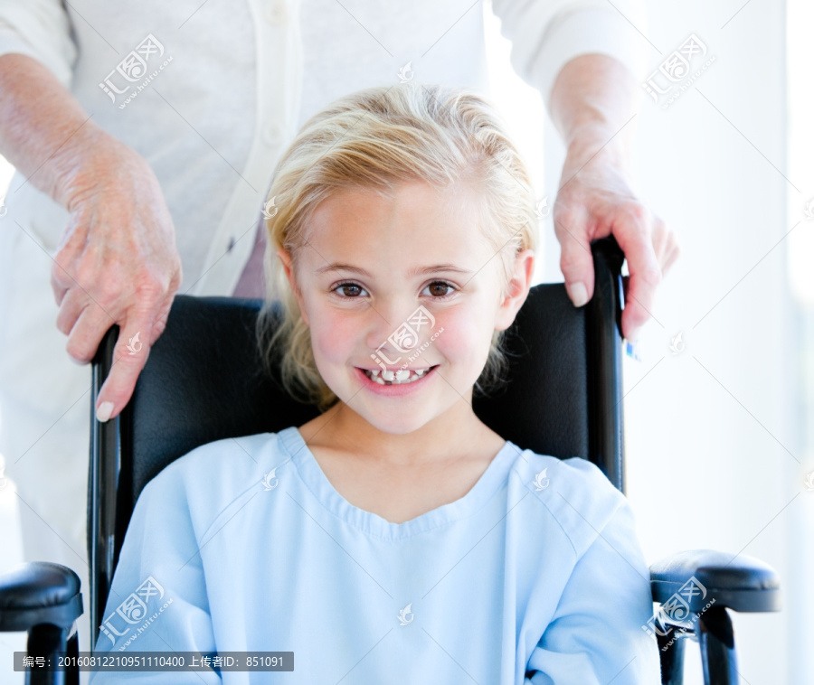 可爱的小女孩坐在轮椅上