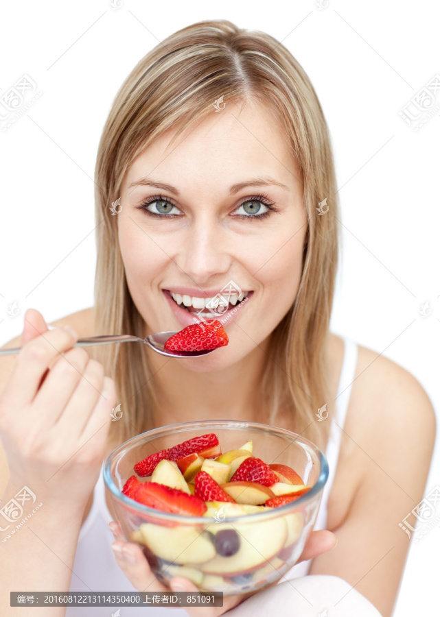 吃水果沙拉的女人