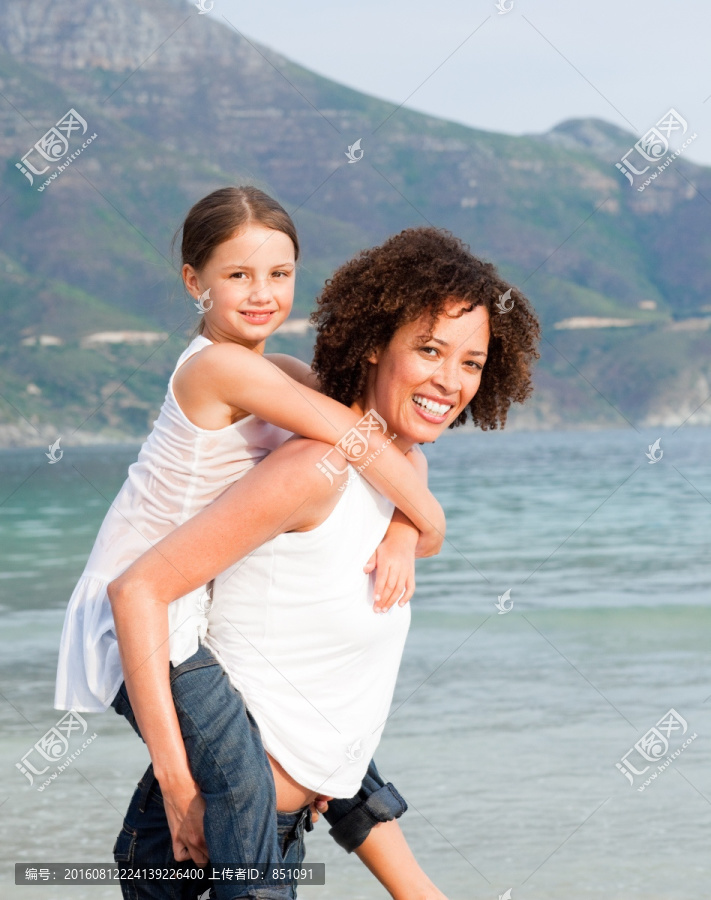 沙滩上,孩子骑在父母背上