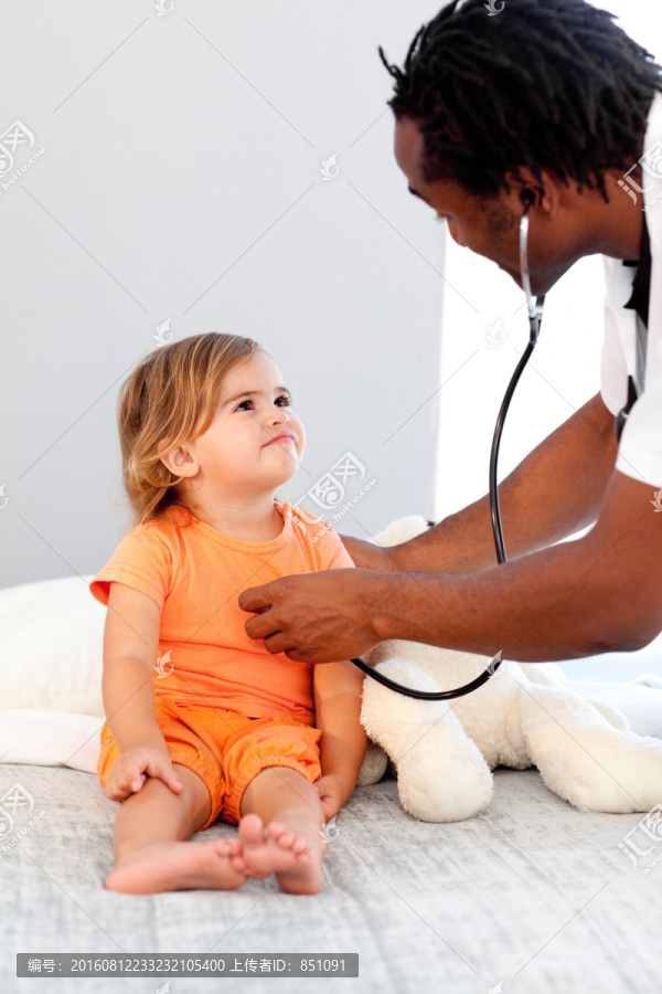 医生在给小女孩检查身体