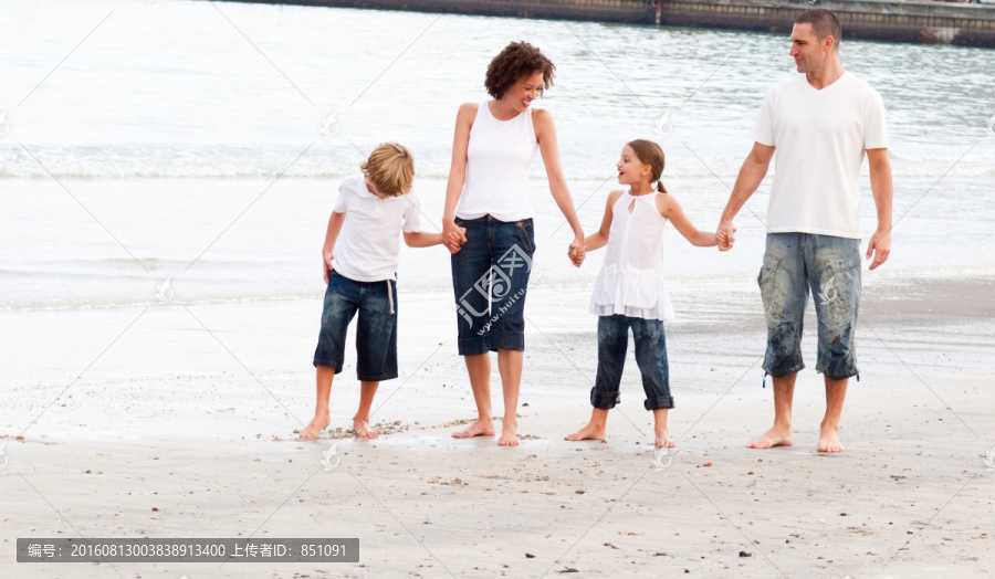 家庭走在海滩上
