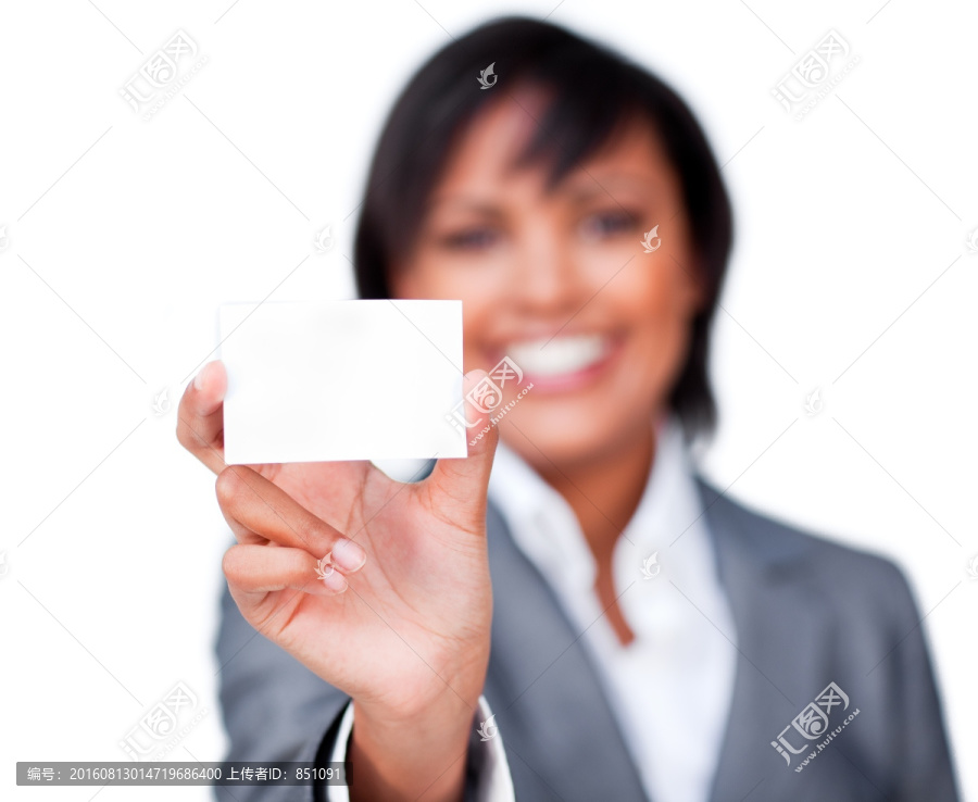 漂亮的女商人拿着一个白色的卡片