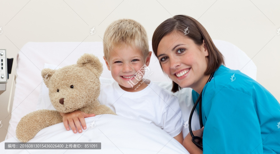 一起微笑的小男孩和医生
