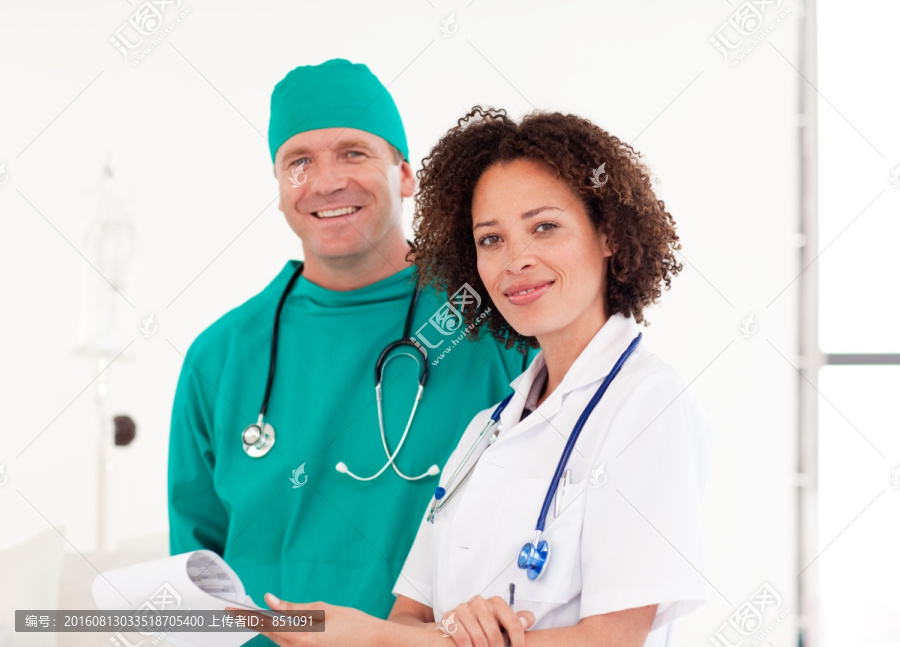 微笑的外科医生和护士助理