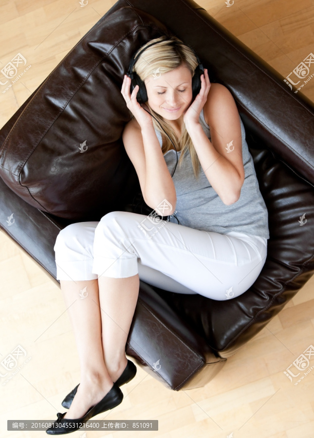 躺在沙發(fā)上聽音樂的金發(fā)女人