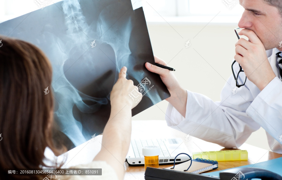 医生分析X光片