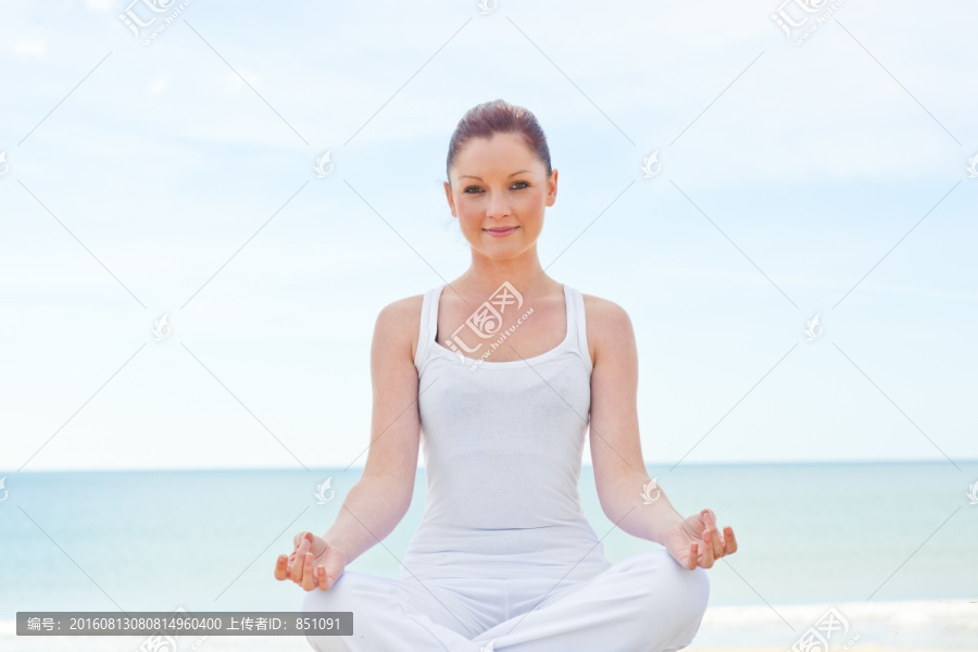 在海滩上做瑜伽的女人