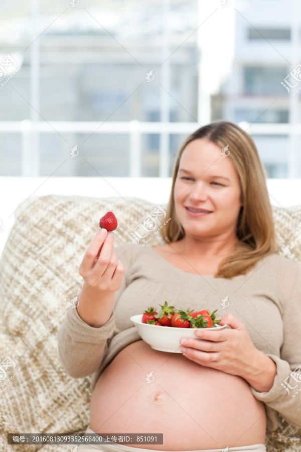 吃草莓的孕妇