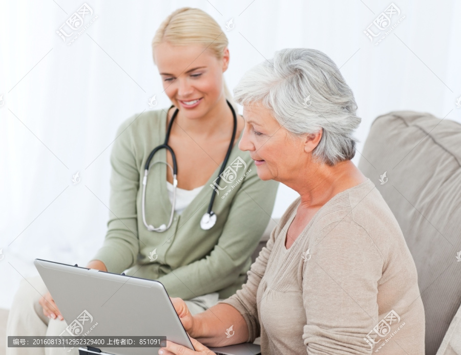 医生和病人在电脑上谈论病情