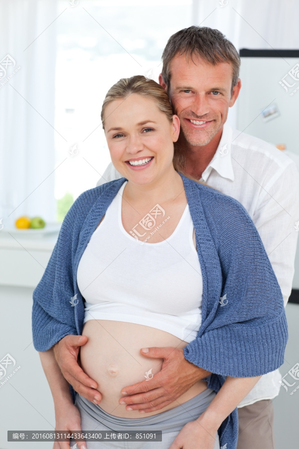 男人廚房擁抱孕婦